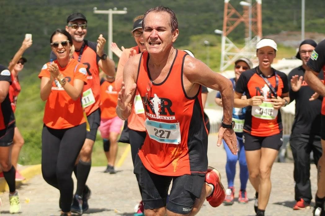 ‘E aí, bora correr?': Aos 62, bancário aposentado redescobre força e vigor da juventude nas corridas