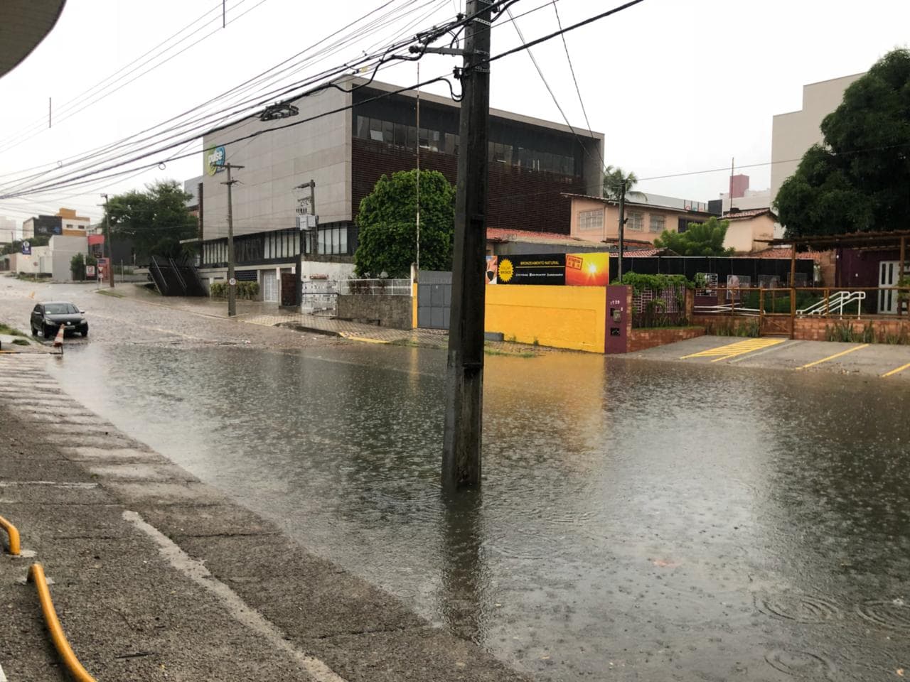 [FOTOS] Chuvas na madrugada provocam alagamentos em Natal