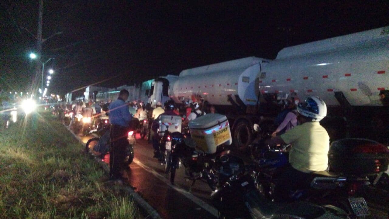 [FOTOS] Caminhoneiros, motoboys e motoristas de aplicativos fecham parcialmente a BR-101
