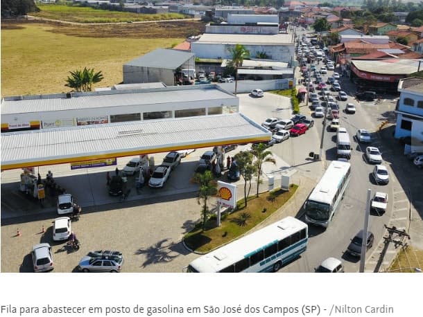 Greve de caminhoneiros trava ônibus, postos e fábricas no país