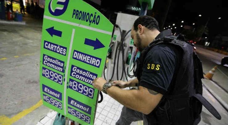 Posto que estava vendendo combustível a R$ 8,99 é fechado e pagará multa