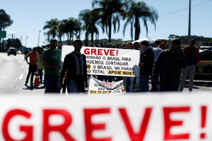A greve dos caminhoneiros segue, e outras greves começam pelo Brasil