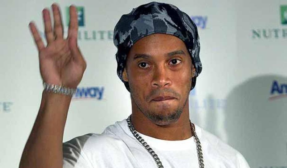 Ronaldinho vai casar com suas duas namoradas em mansão no Rio de Janeiro, diz colunista; mineiras vivem um relacionamento a três com o craque