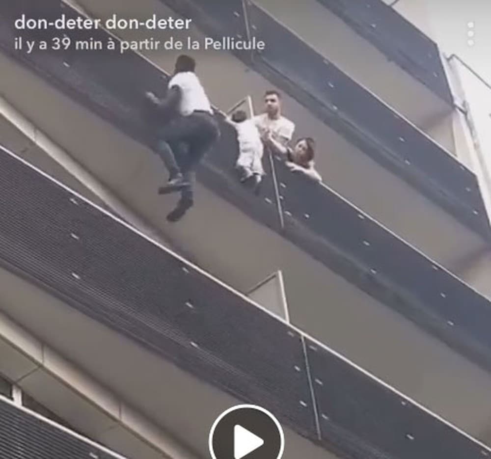 FOTOS e VÍDEO: ‘Homem-aranha' imigrante que escalou prédio para resgatar criança ganha cidadania francesa e vai trabalhar no Corpo de Bombeiros