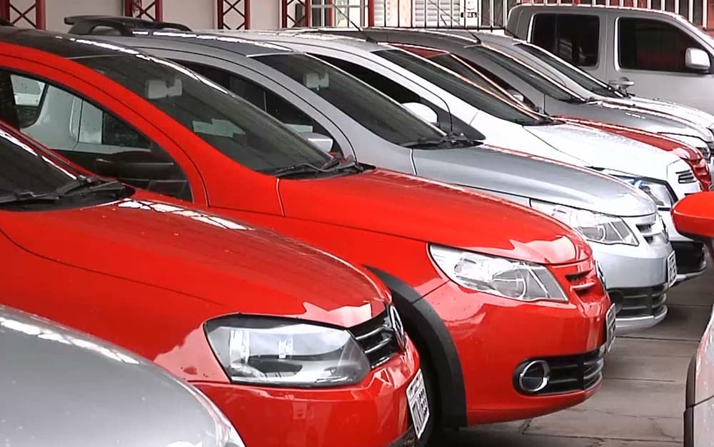Venda de carros seminovos cai pela metade no ano; a de usados de 9 a 12 anos sobe 79%