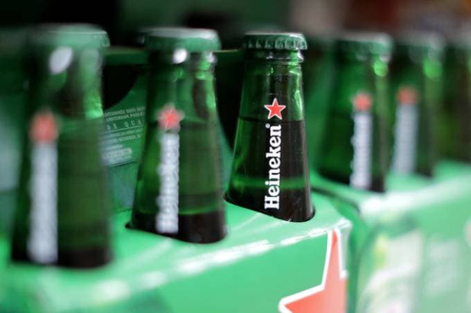 A Heineken apertou a Ambev. E vai apertar ainda mais; relatório afirma que "experiência" de cervejaria holandesa pode levar a conquistar 5 pontos percentuais no Brasil até 2023