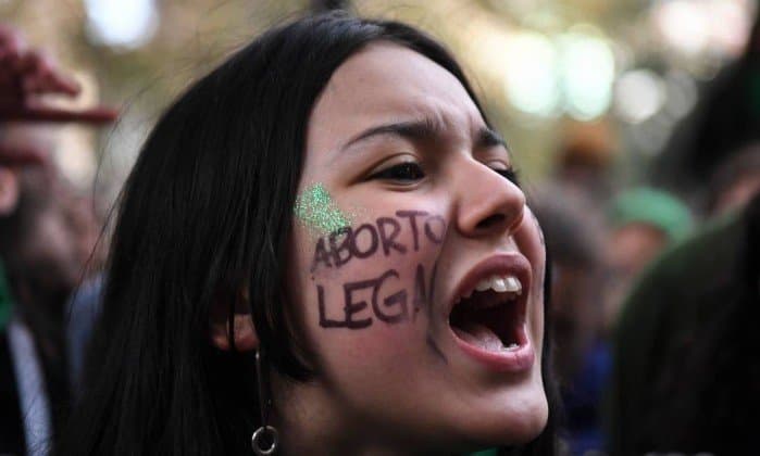 Com placar apertado, Câmara da Argentina aprova legalização do aborto