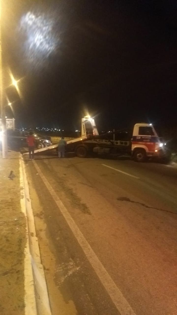 [FOTO] Trânsito na Ponte de Igapó é liberado após retirada de veículo