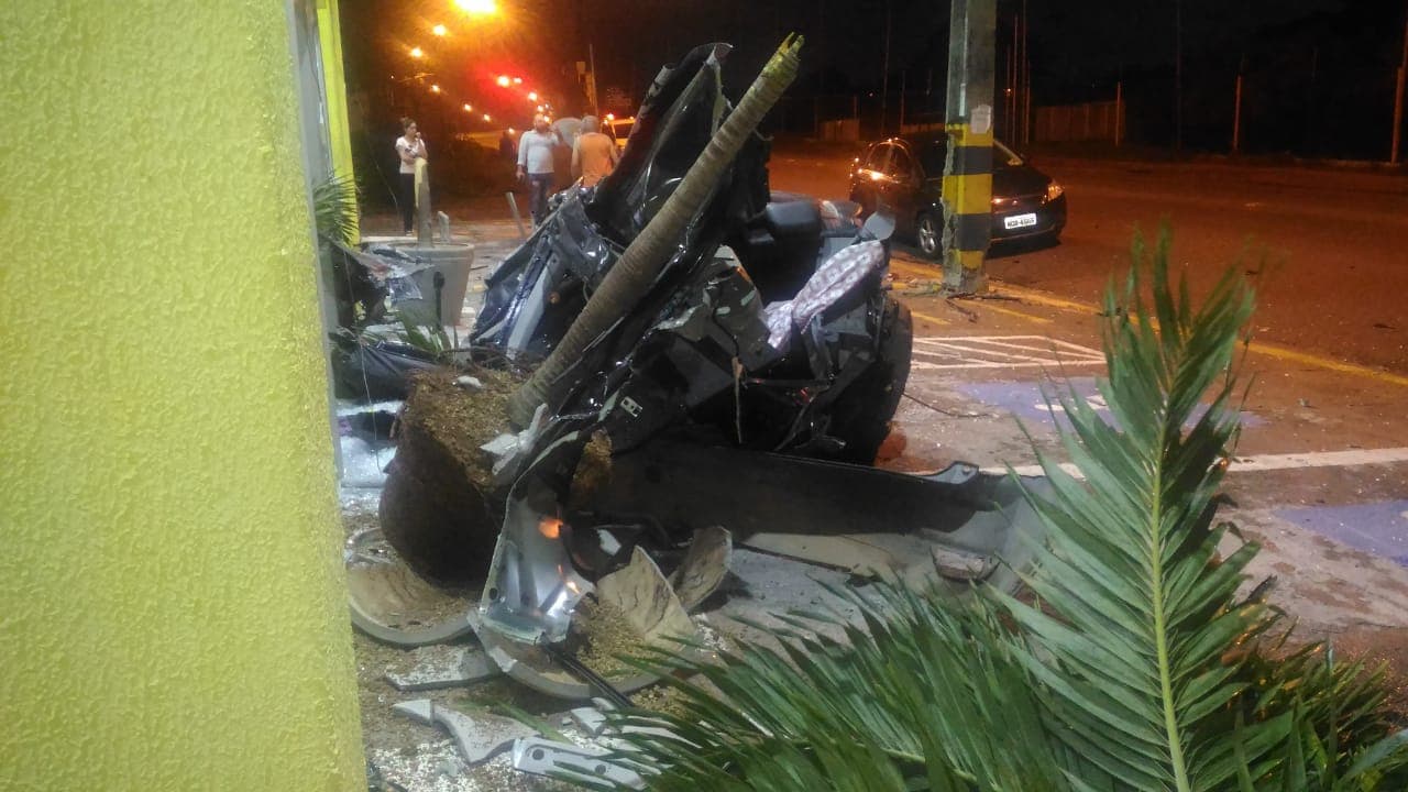 FOTOS E VÍDEO: Carro parte ao meio após bater em postes na Avenida Maria Lacerda