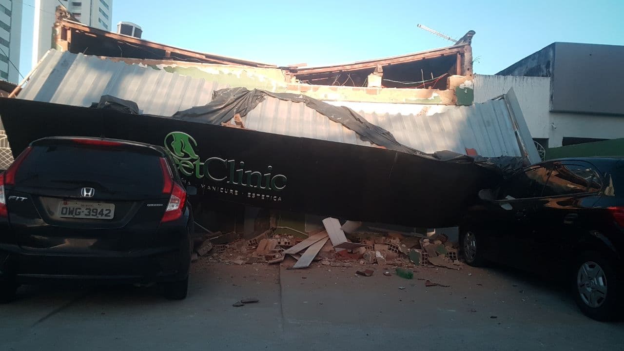 FOTO: Fachada de estabelecimento desaba na Avenida Romualdo Galvão e veículos são atingidos