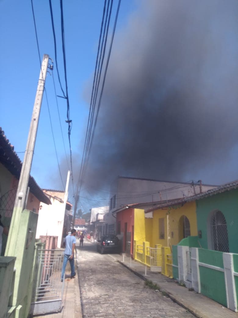 FOTOS: Incêndio em estabelecimento comercial no Alecrim tem ação do Corpo de Bombeiros