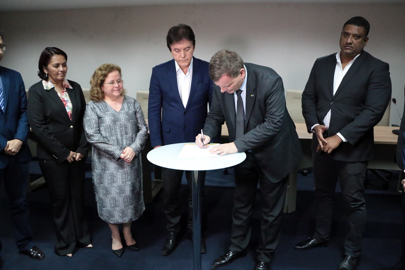 Governo firma parceria inédita no país para emissão de RG nos Correios