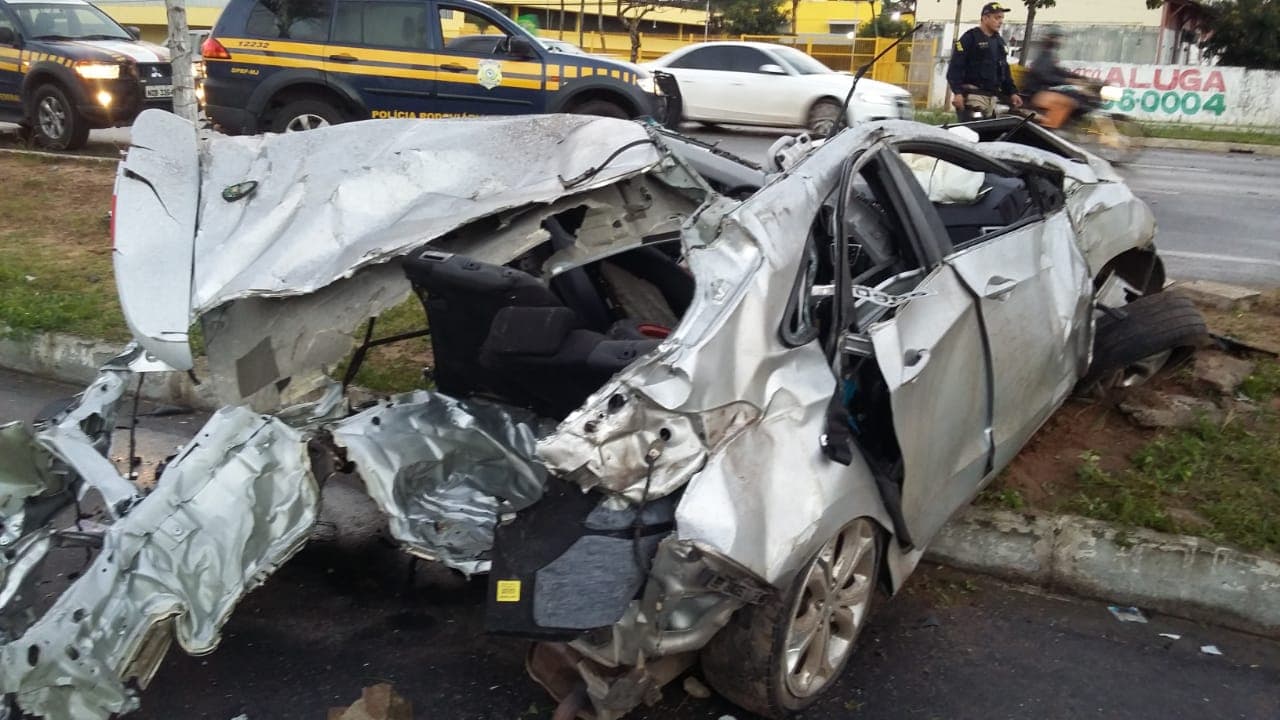 [FOTOS e VÍDEO] Carro colide de frente com caminhão e deixa um morto e um ferido na BR-101, em Neópolis