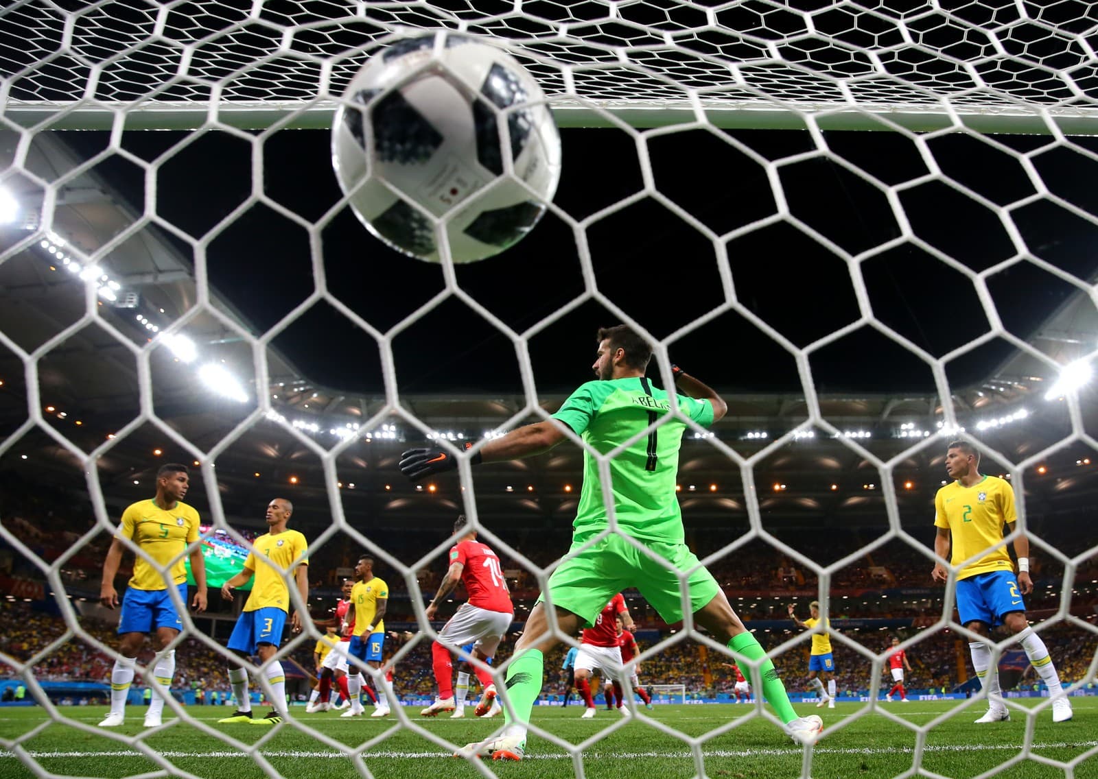 CBF SEM MORAL COM A FIFA: Líder do VAR na estreia do Brasil será um dos árbitros de vídeo no duelo com a Sérvia
