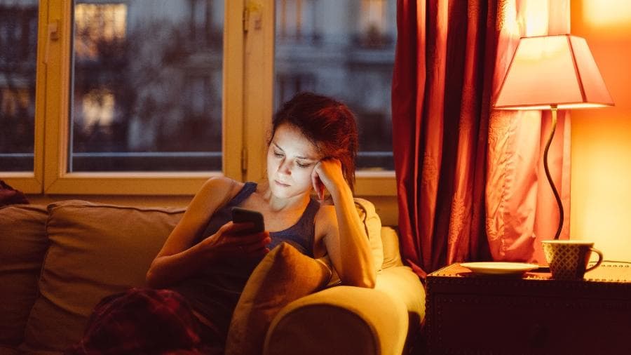 Mulheres são mais exigentes do que homens nos sites de namoro, diz pesquisa