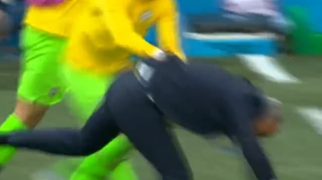Tite revela lesão em meio à festa pelo gol de Coutinho: "Não consigo andar direito"