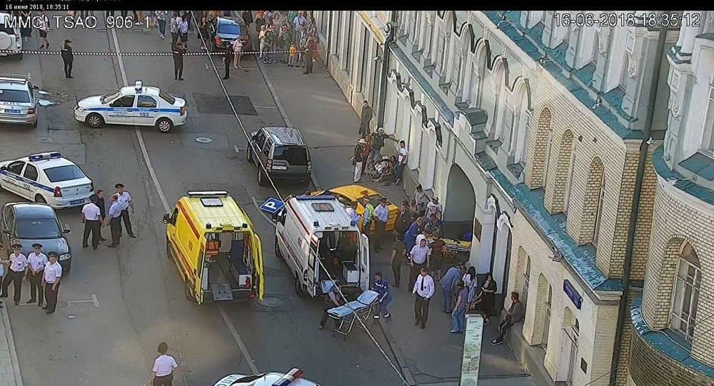 [VÍDEO] Táxi atropela multidão em Moscou e deixa ao menos 7 feridos