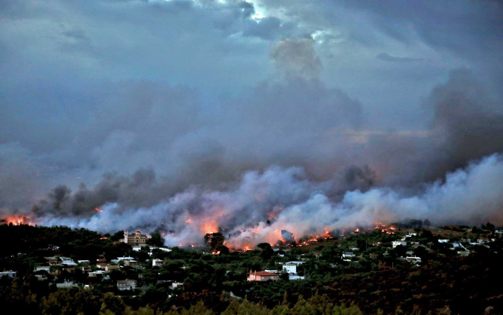 FOTOS - (TRAGÉDIA IMPRESSIONANTE): Incêndio na Grécia mata dezenas e força fuga para o mar