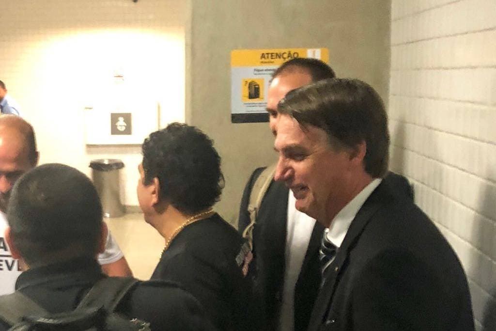 Bolsonaro se esconde no banheiro para escapar de xingamentos