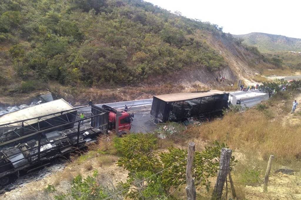 FOTO: Engavetamento com 11 veículos mata 8 e provoca incêndio em Minas; mais de 50 feridos