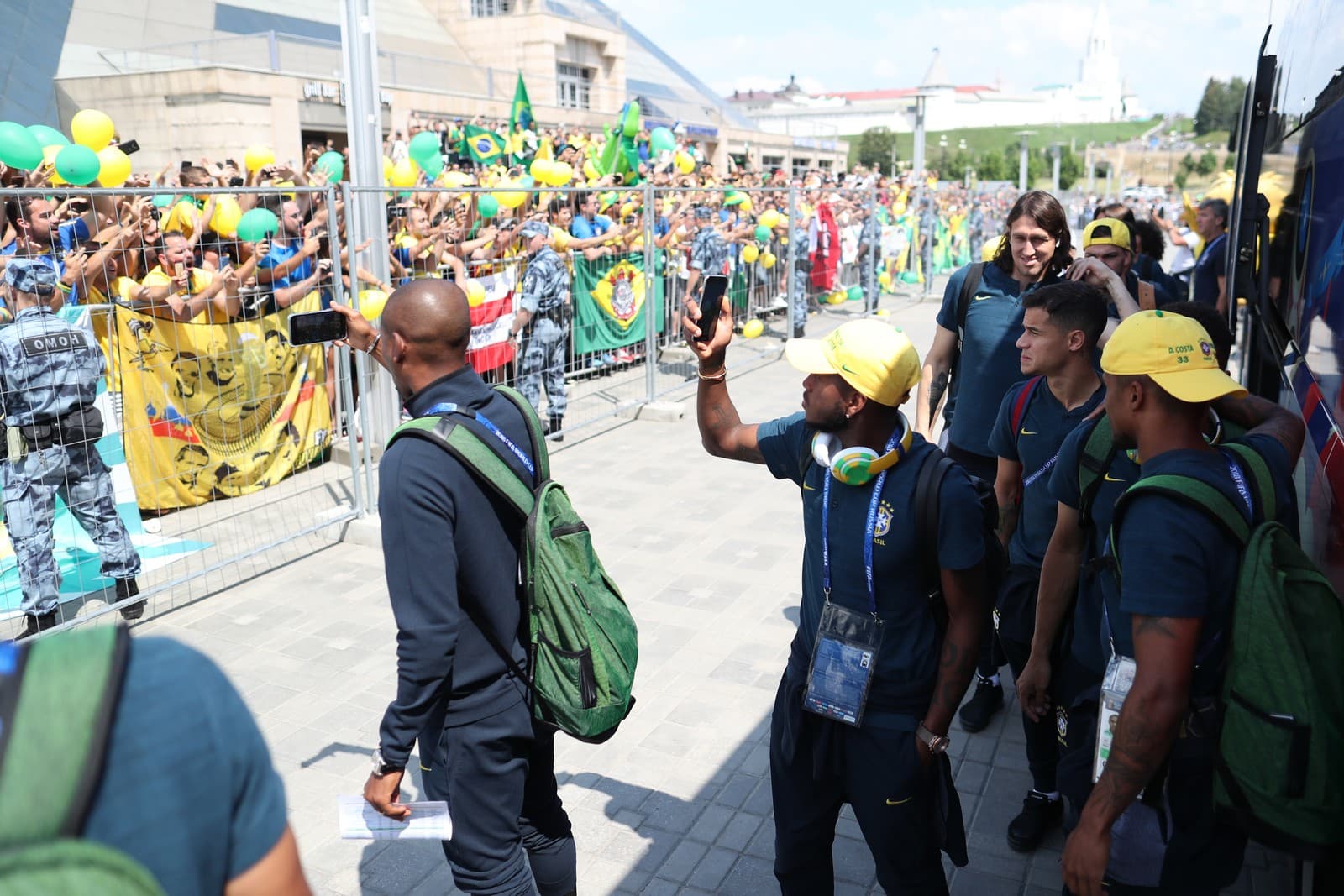 FOTOS: De novo nos braços e calor da torcida, Seleção chega a Kazan para enfrentar a Bélgica