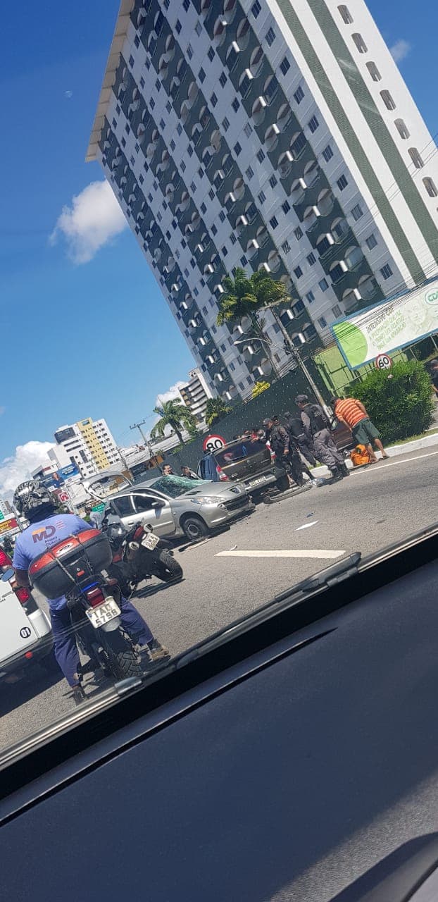 FOTO: Grave acidente na BR-101, em Natal, deixa um morto nas proximidades do Edifício Jacumã, e provoca engarrafamento