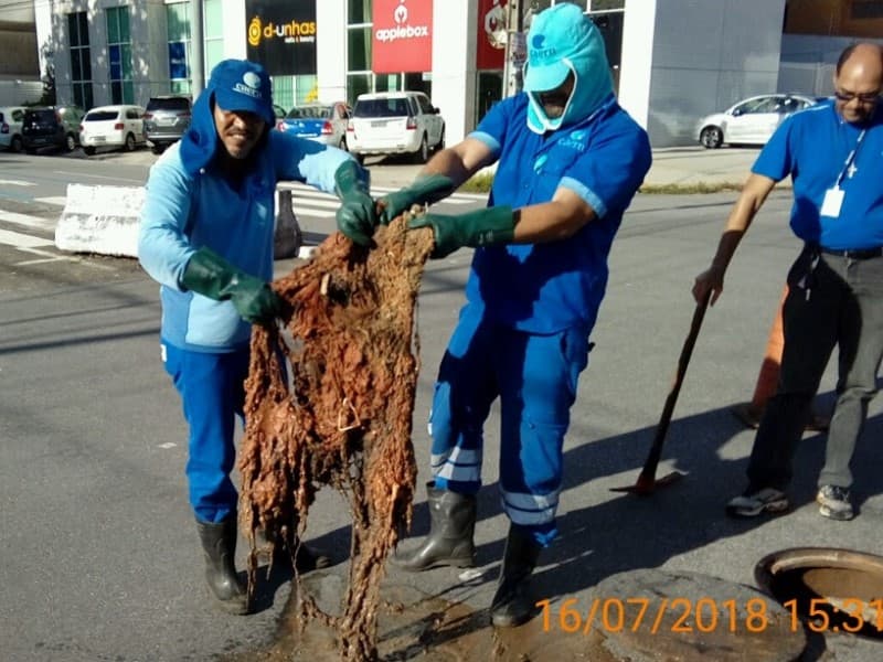 FOTO: Mau uso da rede de esgotos ocasiona extravasamento na Av. Afonso Pena; até fragmentos de rede de pesca foi encontrado
