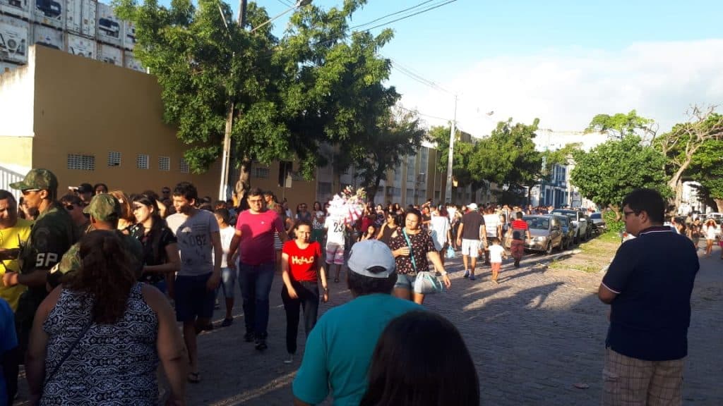 [FOTOS] Longas filas, reclamações e falta de informação marcam sábado de visitas ao Navio-Escola Brasil