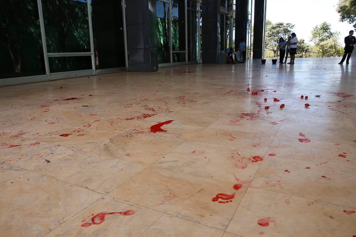 BADERNA - (FOTO): Aos gritos de "Lula Livre", grupo protesta em frente ao STF e derrama tinta vermelha em uma das entradas do prédio