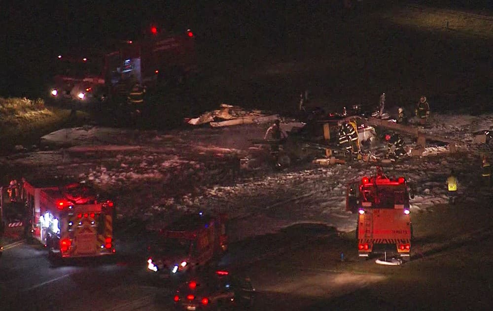 Avião cai e explode no Campo de Marte em São Paulo