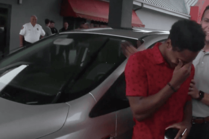 VÍDEO: Após andar 32 km até o trabalho, jovem de 20 anos ganha o carro do chefe