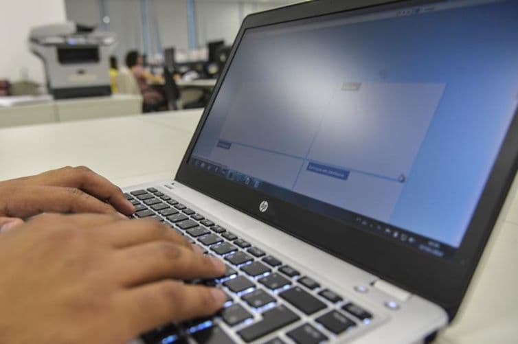 Relatório aponta manipulação em redes sociais em 48 países