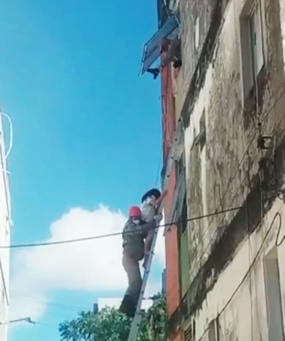 VÍDEO: Pela janela de prédio, bombeiros salvam crianças de incêndio em condomínio em Natal