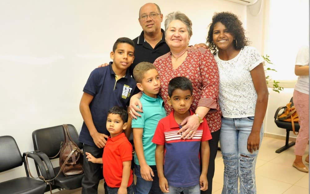 FOTOS: Casal no Brasil adota cinco irmãos de 4 a 14 anos para evitar que eles fossem separados