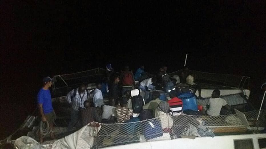 FOTO: Barco com imigrantes ilegais que ficou à deriva 35 dias no Atlântico tinha Areia Branca-RN como destino