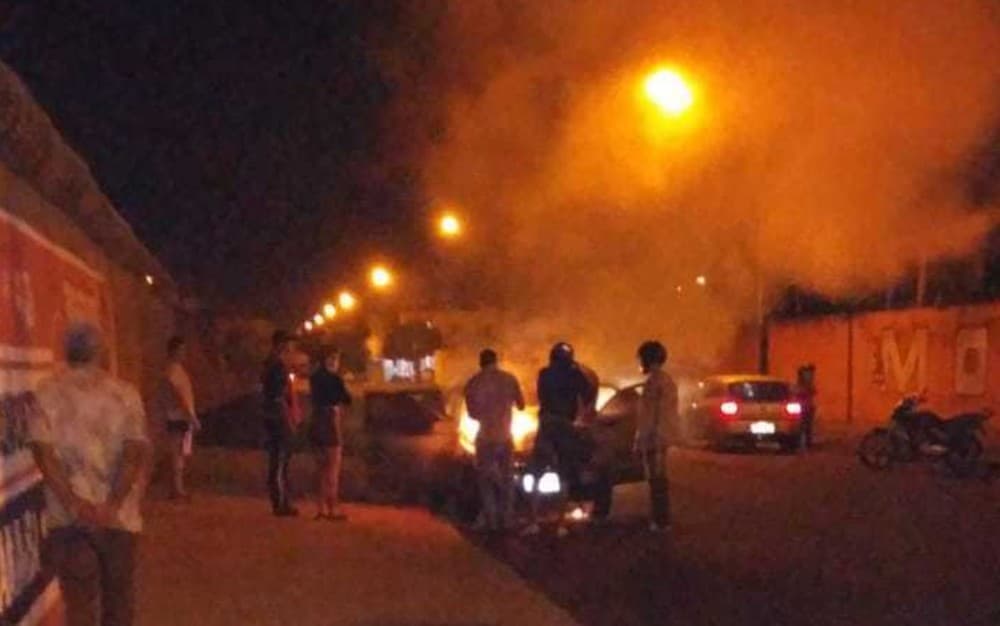 FOTO: Homem em GO confunde carro na entrada de motel com o da esposa, coloca fogo e deixa bilhete com telefone