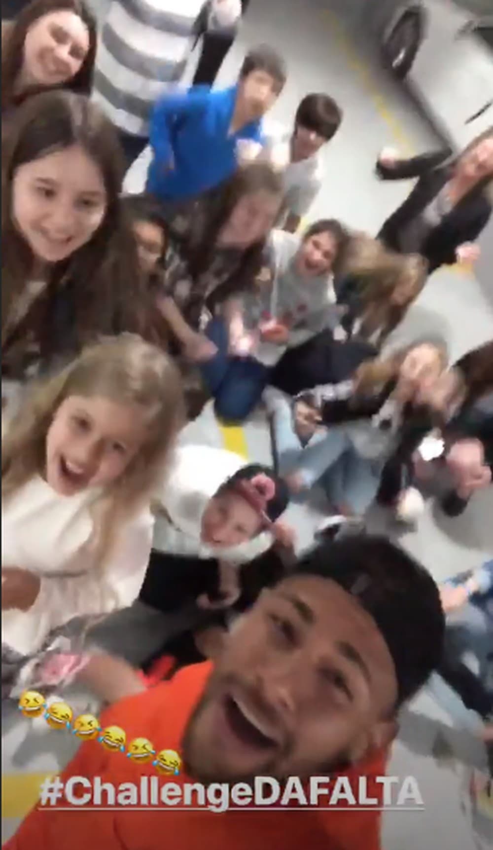 VÍDEO: Após críticas, Neymar faz piada e se diverte em "desafio da falta" com crianças