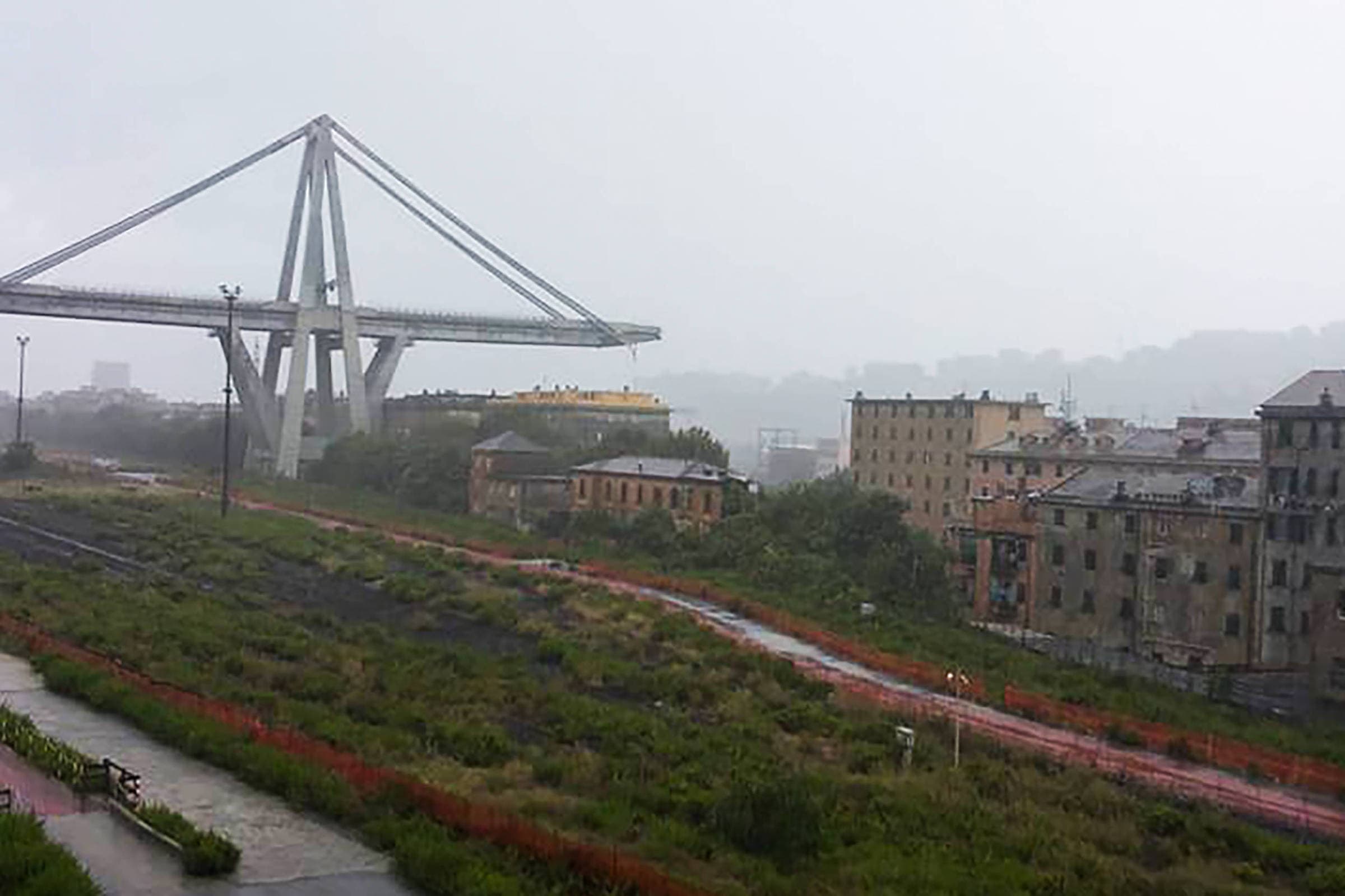 FOTO E VÍDEO: Ponte desaba no norte da Itália e deixa mortos e feridos