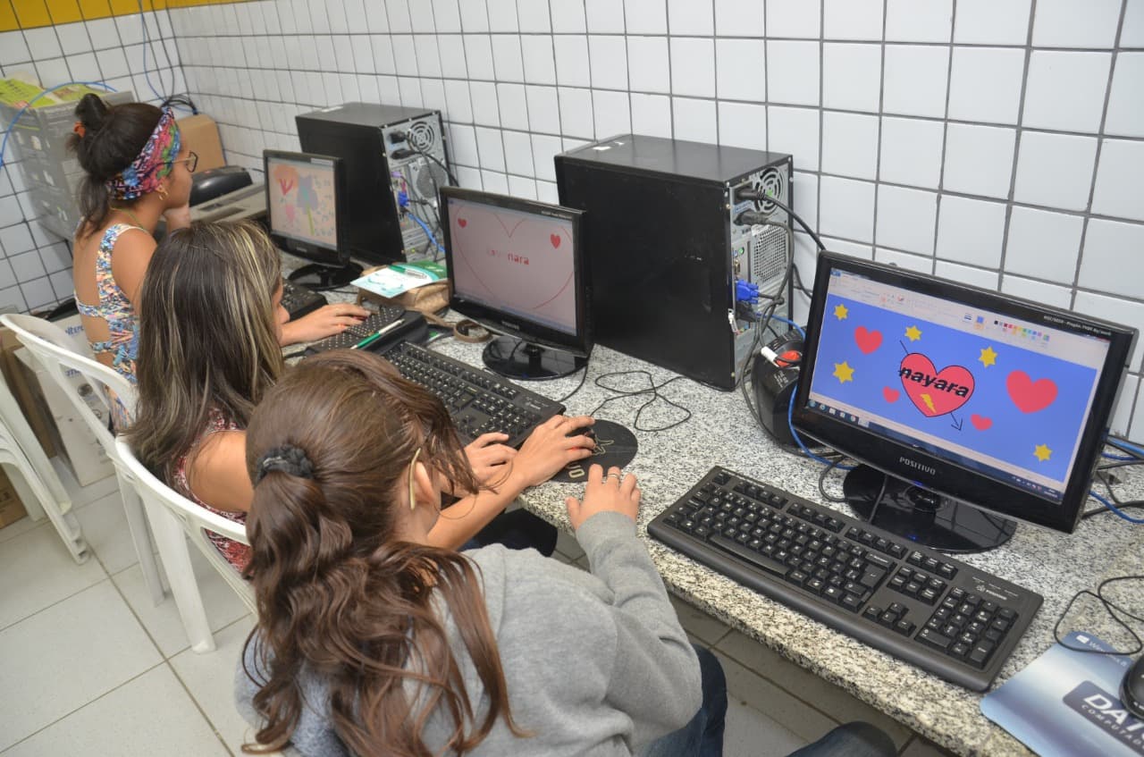 Prefeitura de São Gonçalo oferta curso de Inclusão Digital para estudantes da Escola Genésio Cabral