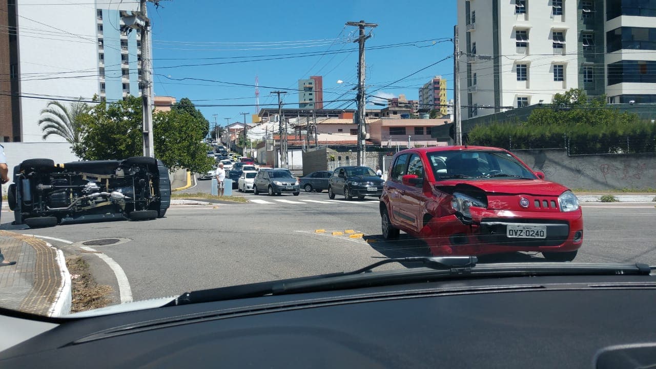 FOTO: Acidente na Régulo Tinoco com a Juvenal Lamartine termina com veículo tombado