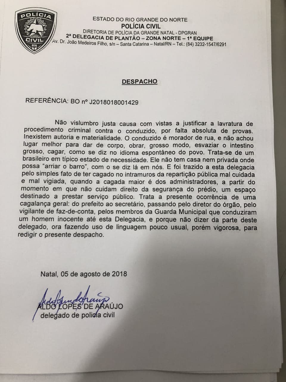 FOTO: Delegado de plantão em Natal dá cagaço em despacho por "obrada" de sem teto em espaço público