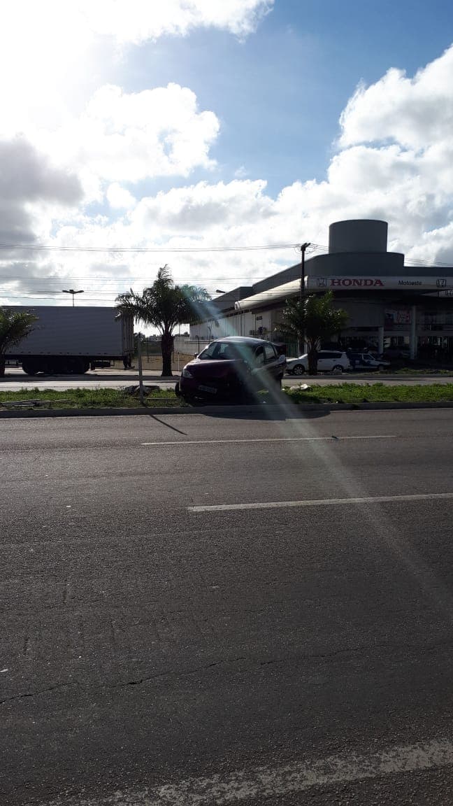 FOTOS: Carro bate em poste e sobe em canteiro central na BR-101, em Natal, após ser atingido na traseira por veículo