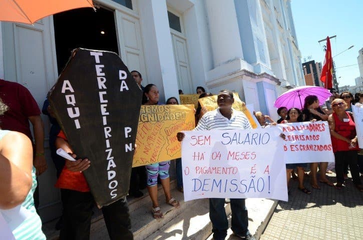 FOTO: Terceirizados protestam em frente à Prefeitura do Natal, gritam por salários atrasados e chamam prefeito de "caloteiro"