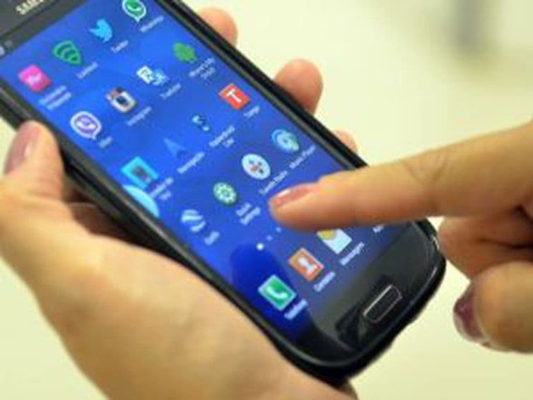 Apesar de proibido na maior parte das salas de aula, celular ganha cada vez mais espaço nas escolas, mostra pesquisa