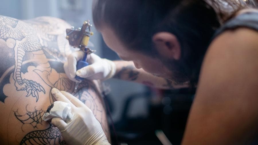 Tatuagem não atrapalha na hora de procurar emprego, diz estudo