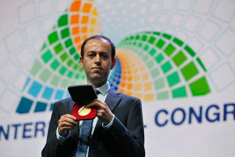 Matemático recebe nova medalha e diz que voltará ao Rio