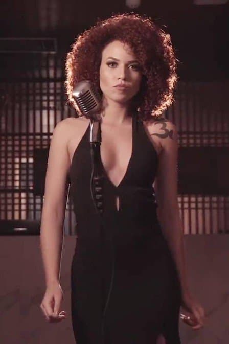 Música que manda todo mundo para ‘aquele lugar' viraliza pelo mundo e brasileira festeja