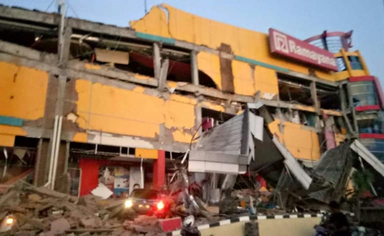 TRAGÉDIA- (FOTO E VÍDEO):Cidade da Indonésia é atingida por tsunami após forte terremoto