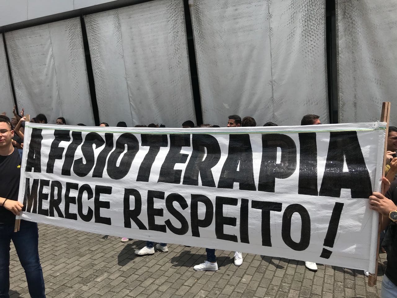 FOTOS: Estudantes de Fisioterapia da UnP realizam ato contra própria instituição de ensino e criticam demissões em massa