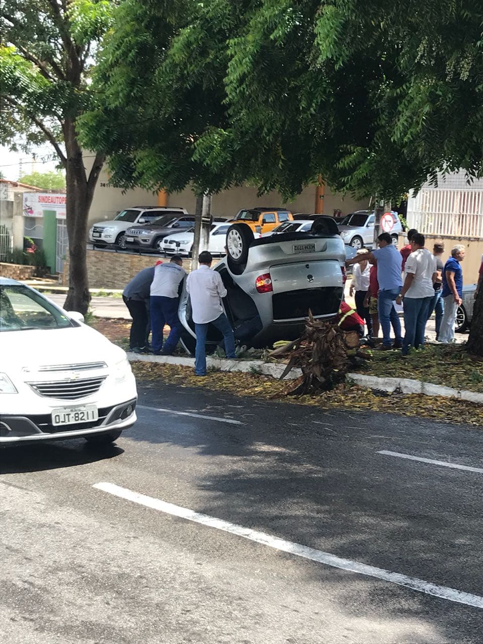 FOTO: Capotamento é registrado na Alexandrino de Alencar na manhã desta terça